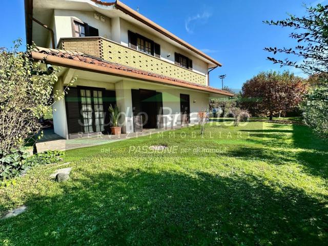 Casa in vendita a Carate Brianza, Lombardia