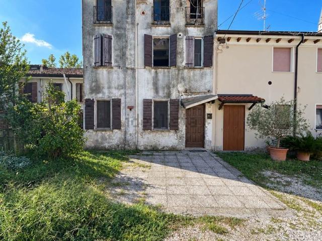 Casa in vendita a Bagnolo San Vito, Lombardia