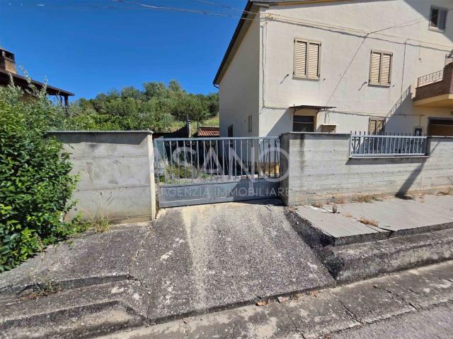 Casa in vendita a Basciano, Abruzzo