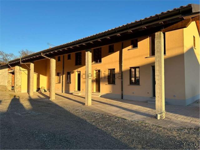 Casa in vendita a Angera, Lombardia
