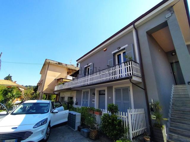 Casa in vendita a Follo, Liguria