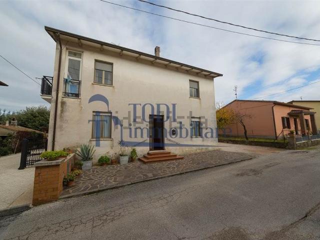Casa in vendita a Gualdo Cattaneo, Umbria