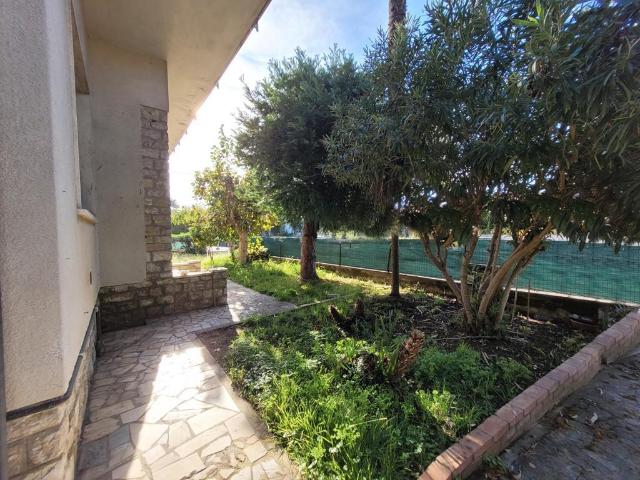 Villa Indipendente in vendita a Tonfano, Toscana