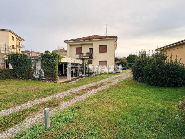 Casa in vendita a Casnate con Bernate, Casnate