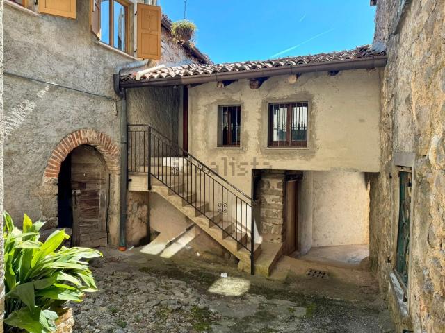 Casa in vendita a Strozza, Lombardia
