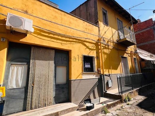 Casa in vendita a Adrano, Sicilia