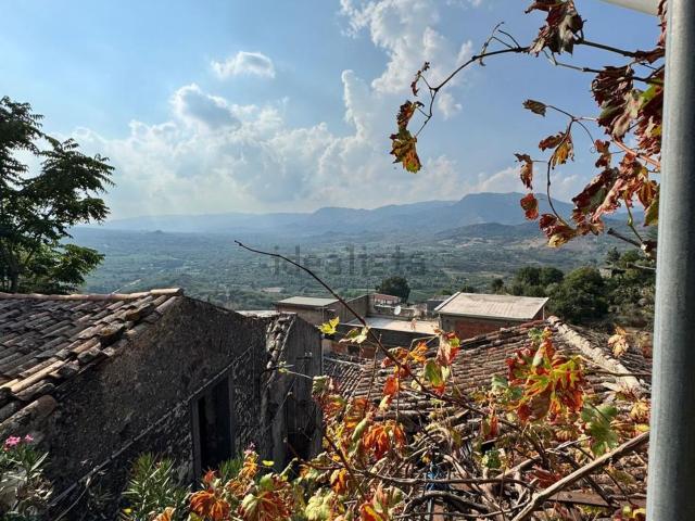 Casa in vendita a Castiglione Di Sicilia, Sicilia