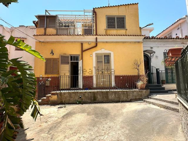 Casa in vendita a Aci Castello, Sicilia