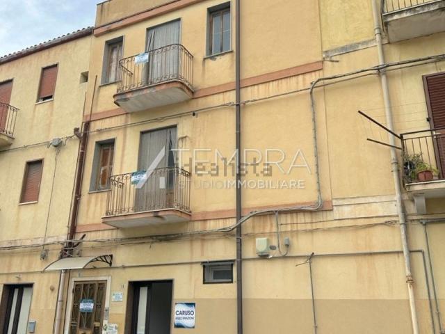 Casa in vendita a Adrano, Catania
