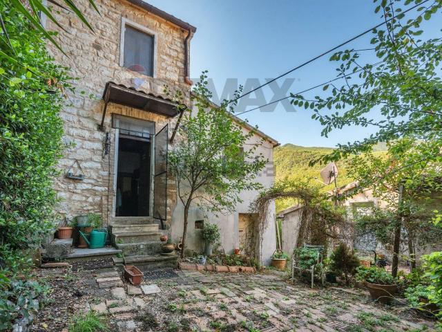 Casa in vendita a Grotte-Sotto le Noci, Fabriano
