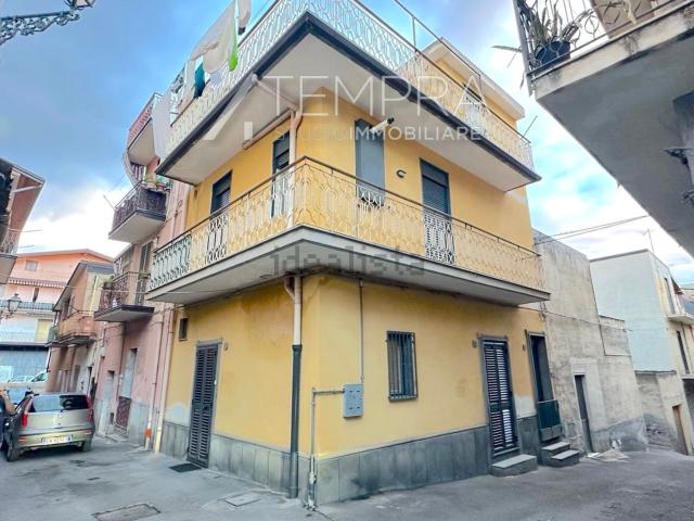 Casa in vendita a Adrano, Catania