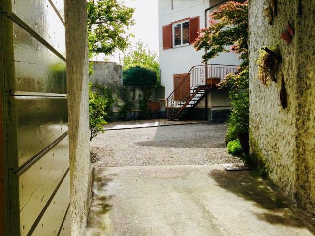 Casa in vendita a Angera, Lombardia