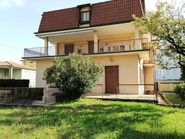 Casa in vendita a Curno, Lombardia
