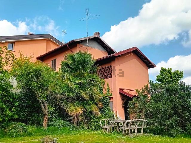Casa in vendita a Giussano, Lombardia
