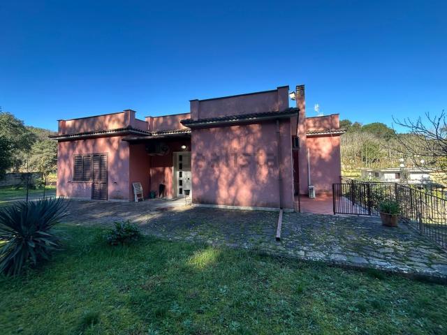 Casa in vendita a Priverno, Lazio