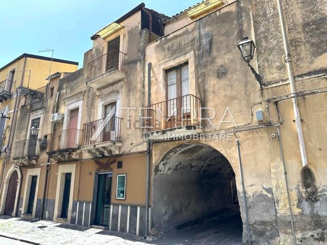 Casa in vendita a Adrano, Sicilia
