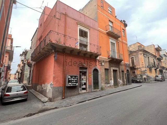 Casa in vendita a Adrano, Sicilia