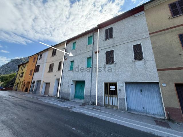 Casa in vendita a Falcioni, Genga