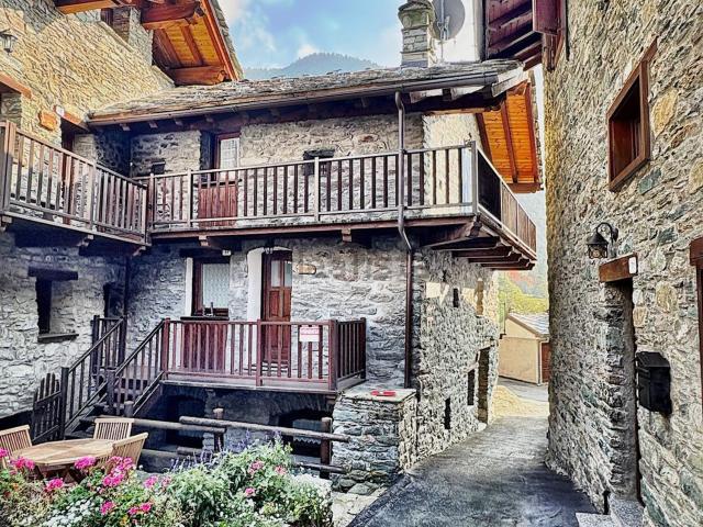 Casa in vendita a Challand Saint Anselme, Aosta