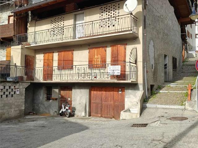 Casa in vendita a Challand Saint Victor, Aosta