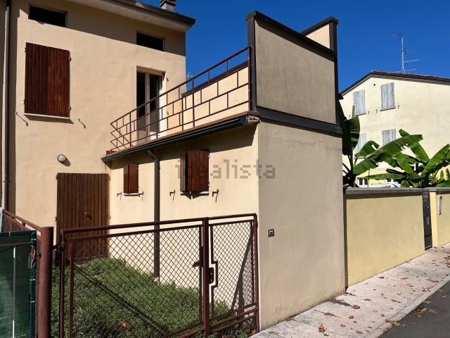 Casa in vendita a Mirandola, Modena