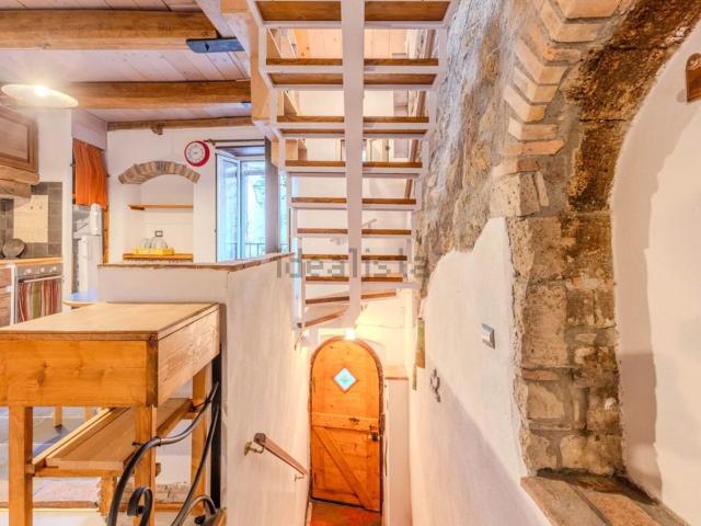 Casa in vendita a Valentano, Lazio