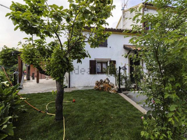 Casa in vendita a Trecastelli, Marche
