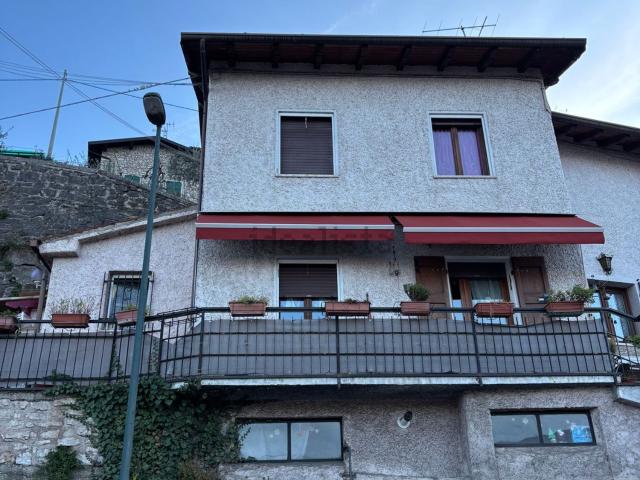 Casa in vendita a Brenzone sul Garda, Magugnano