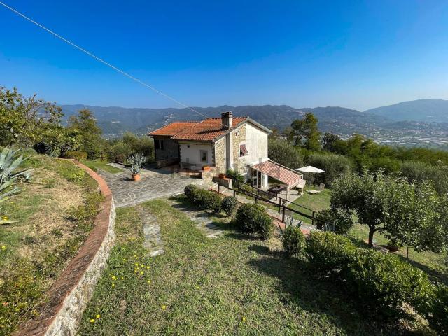 Casa in vendita a Follo Alto, Follo