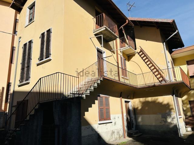 Casa in vendita a Carnago, Lombardia