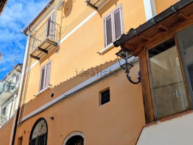 Casa in vendita a Roccamandolfi, Molise