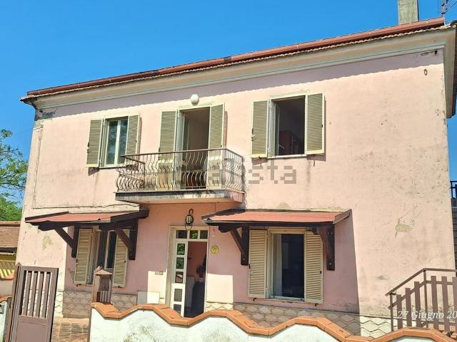 Casa in vendita a Frosinone, Lazio