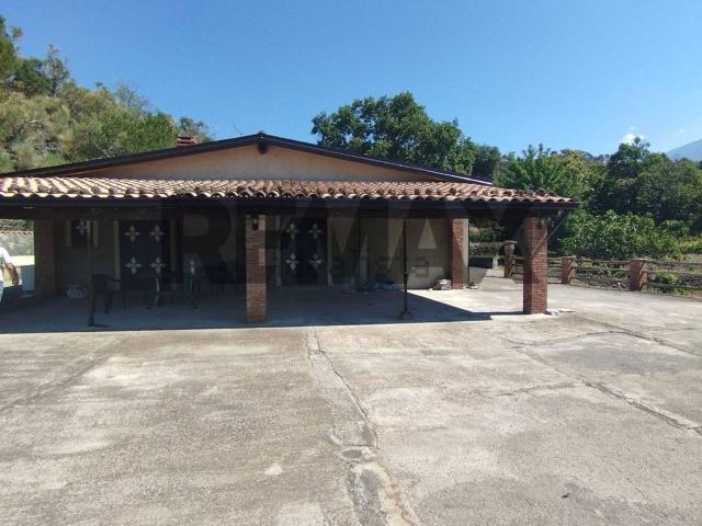 Casa in vendita a Calcerana-Marina, Adrano