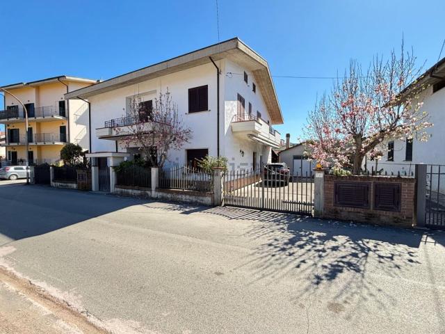 Casa in vendita a Basciano, Abruzzo