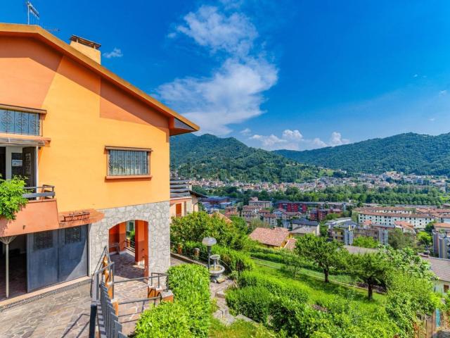 Casa in vendita a Piazzo, Nembro