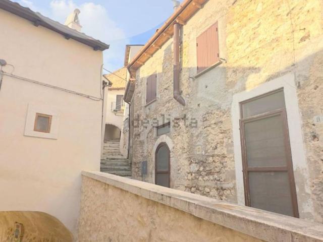 Casa in vendita a Castel Del Monte, Abruzzo