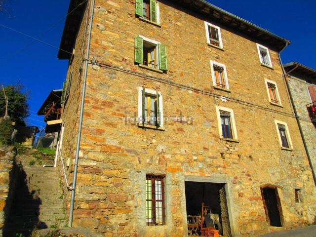 Casa in vendita a Rogno, Lombardia