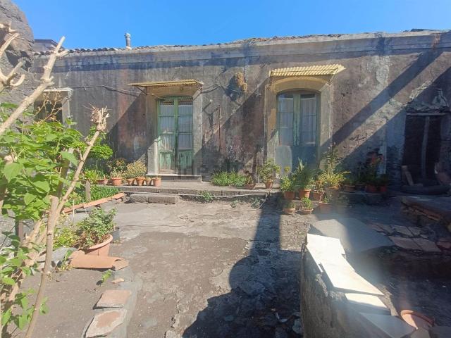 Casa in vendita a Nicolosi, Catania