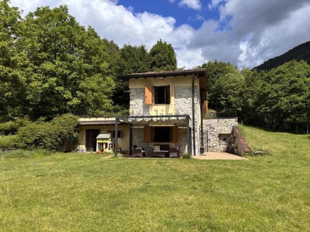 Casa in vendita a Laino, Lombardia