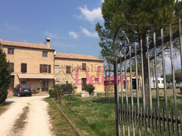 Casa in vendita a Contrada Piangiano, Marche