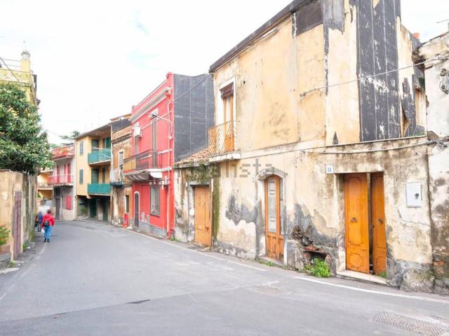 Casa in vendita a Valverde, Sicilia