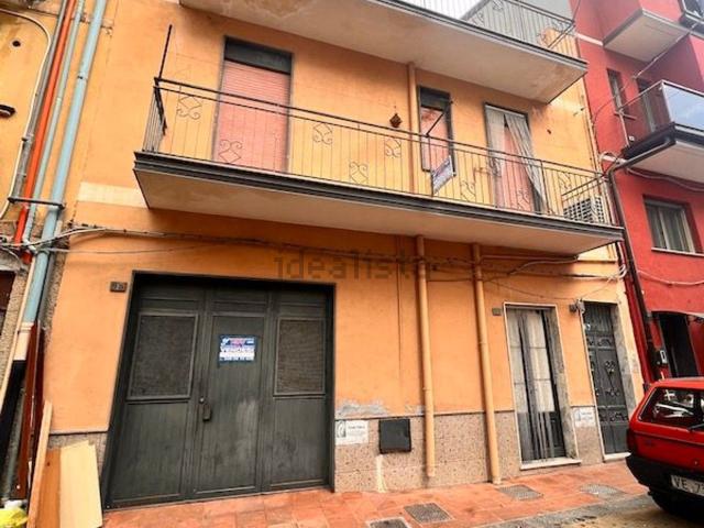 Casa in vendita a Adrano, Catania