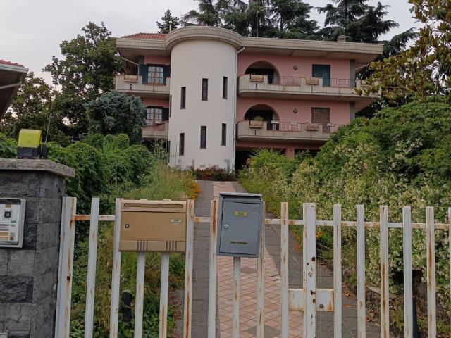 Casa in vendita a Pedara, Catania
