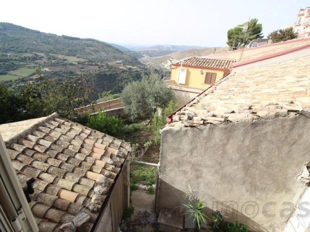 Casa in vendita a Monterosso Almo, Sicilia