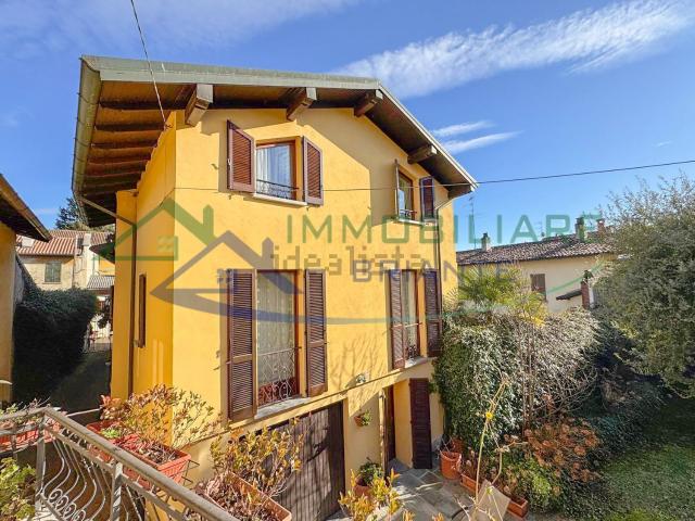 Casa in vendita a Angera, Lombardia