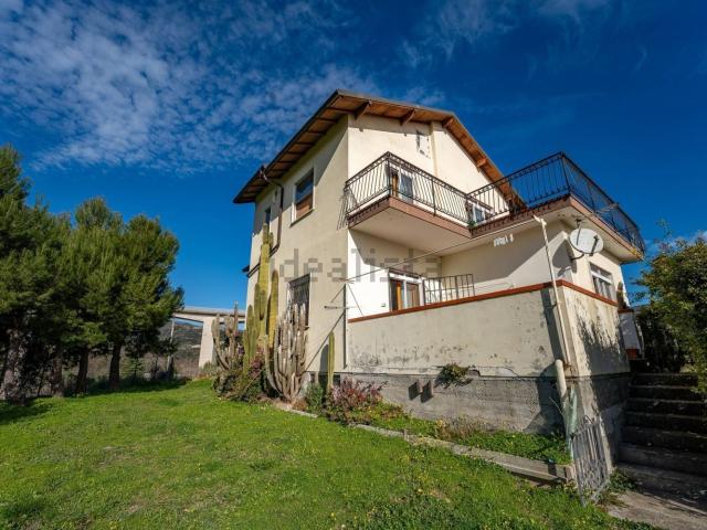 Casa in vendita a Cava Pian del Bue, Cipressa