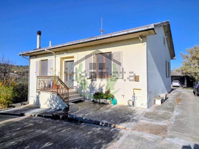 Casa in vendita a Piattoni, Marche