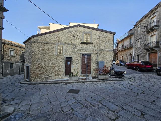 Casa in vendita a Montalbano Elicona, Sicilia