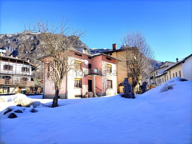 Casa in vendita a Borgo Baselia, Forni di Sotto / For Disot