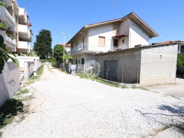 Casa in vendita a Unione dei Comuni della Val Vibrata, Tortoreto